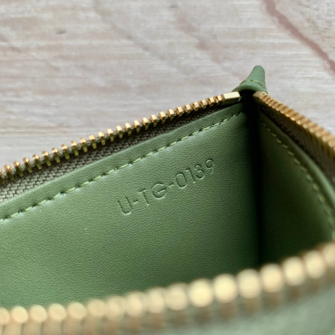 Celine 粒面小牛皮拉鍊卡包