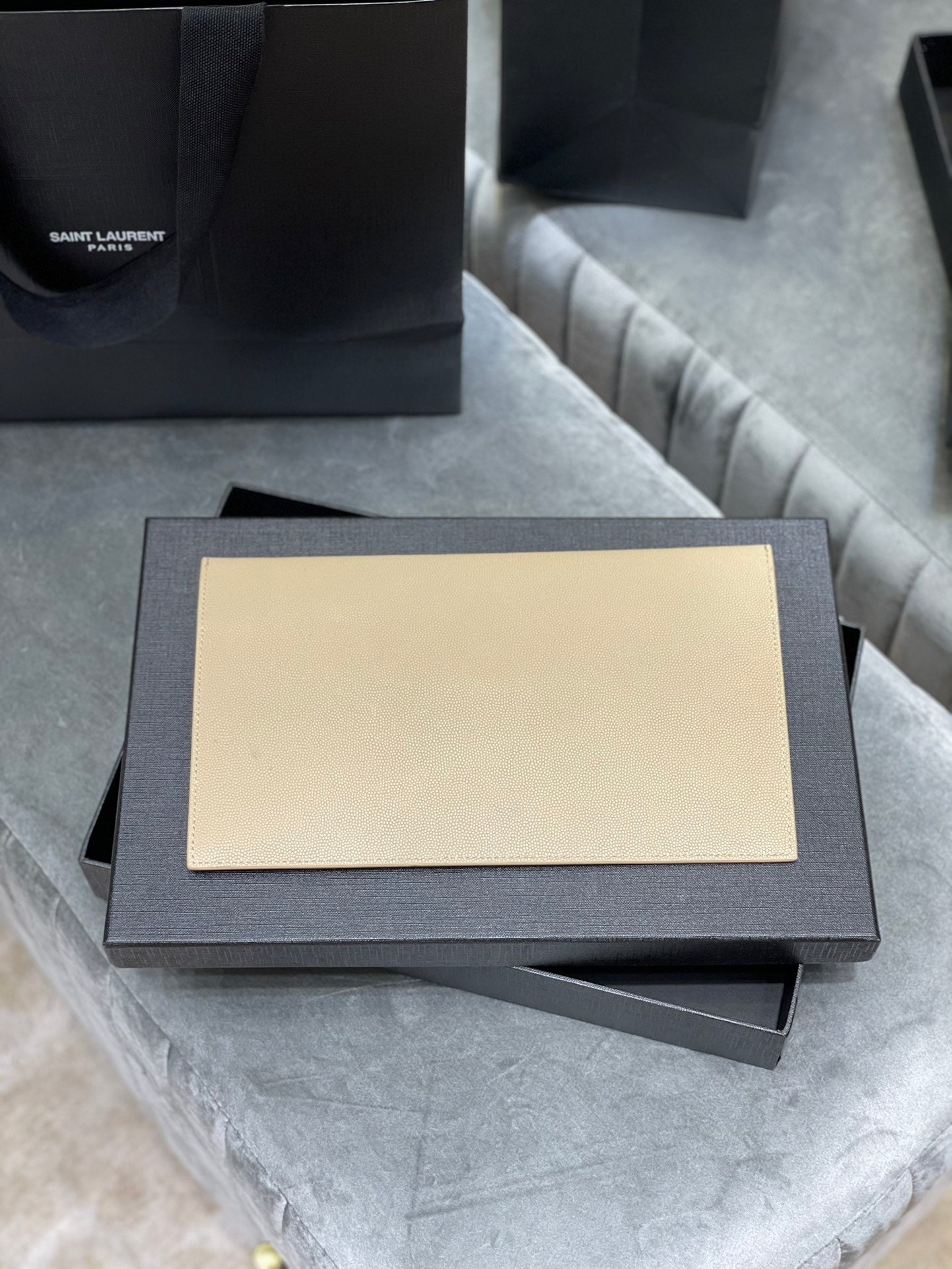 YSL ptown_新品手拿包-杏色魚子醬皮金釦