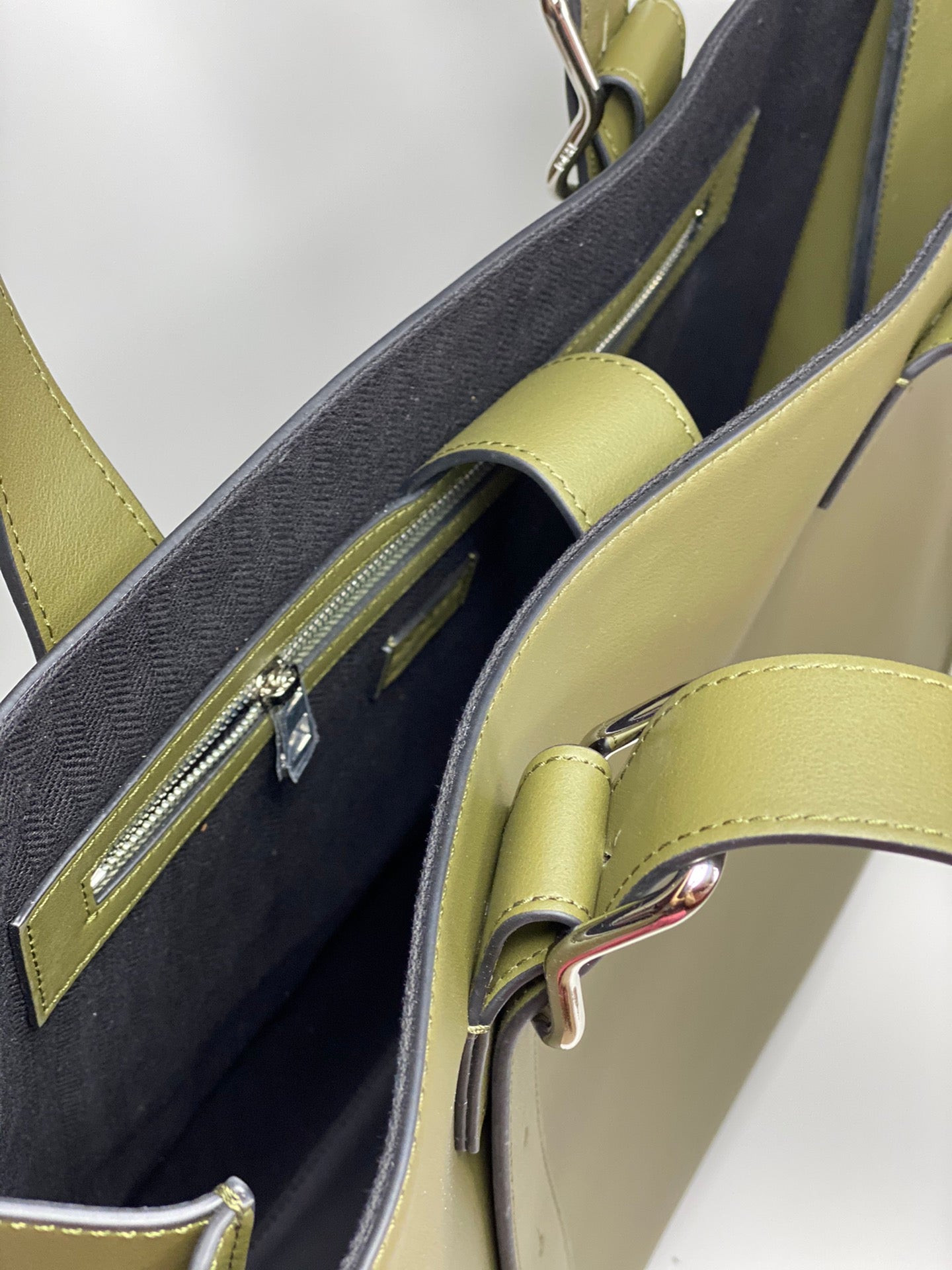 羅L威-Buckle Horizontal Tote 手袋