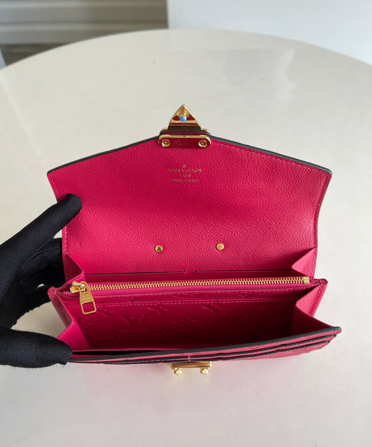 LV M62459 玫紅色 信封式Pallas錢夾
