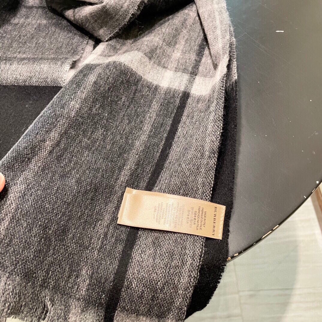 Burberry 平紋細紗鑲嵌立體紗線圍巾
