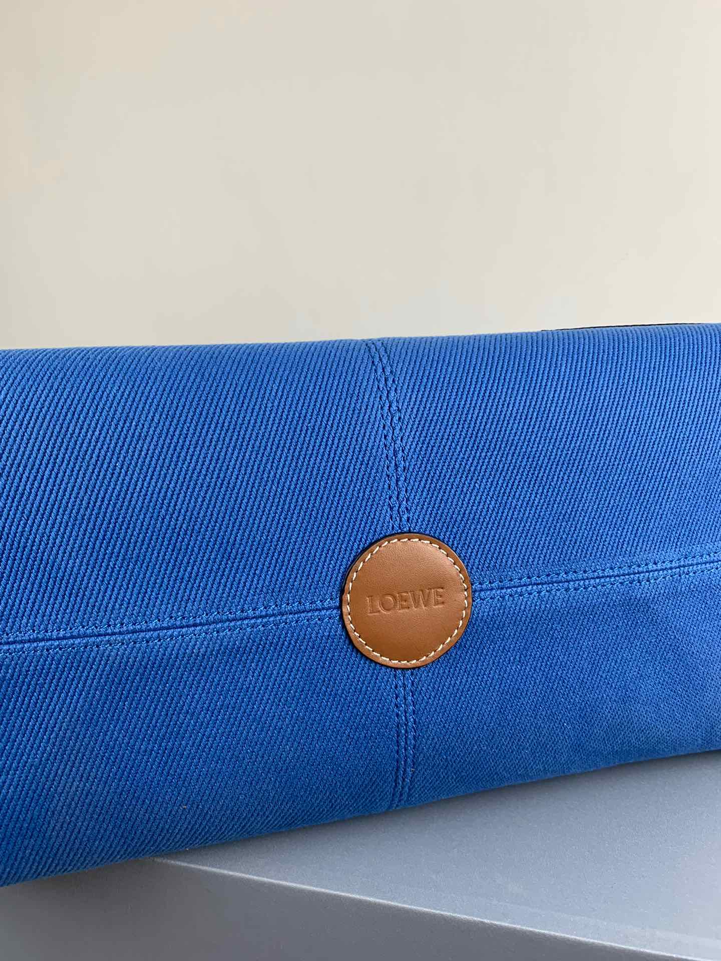 羅L威-Cushion tote 藍色棕皮