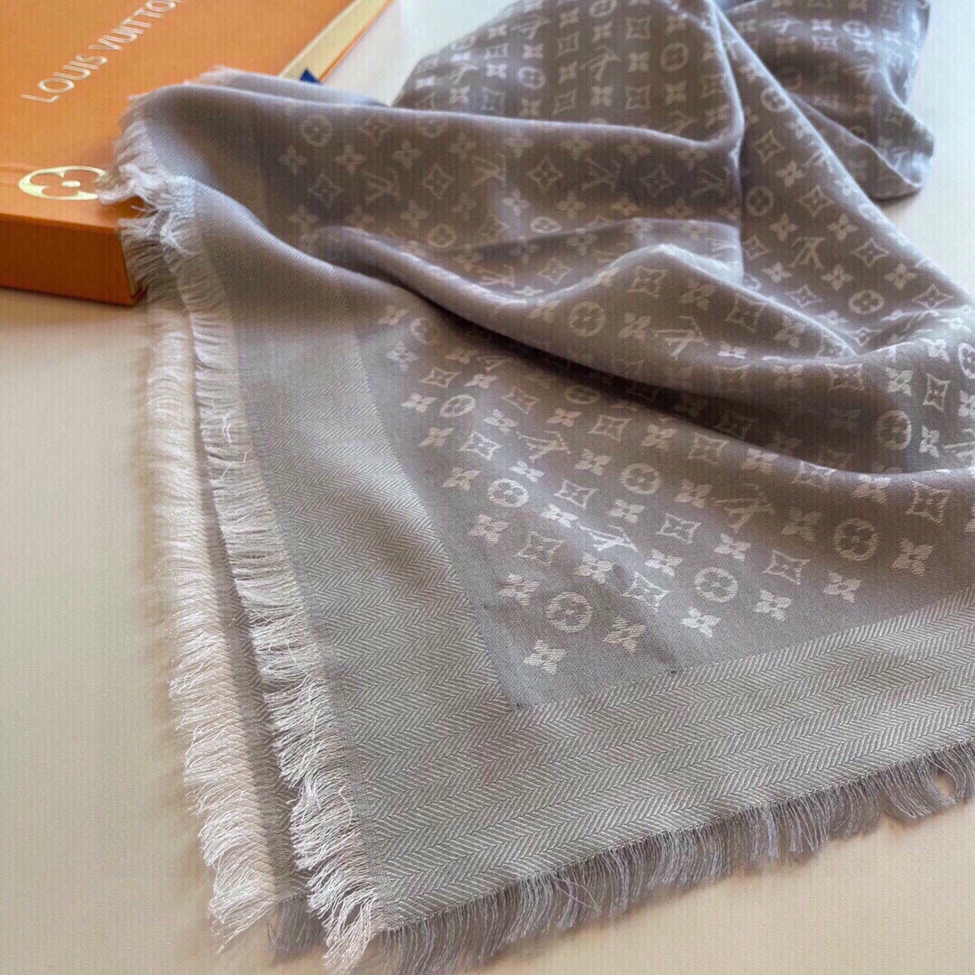 路L家-字母logo提花圍巾 120*120cm 50%羊毛+50%桑蠶絲 灰色