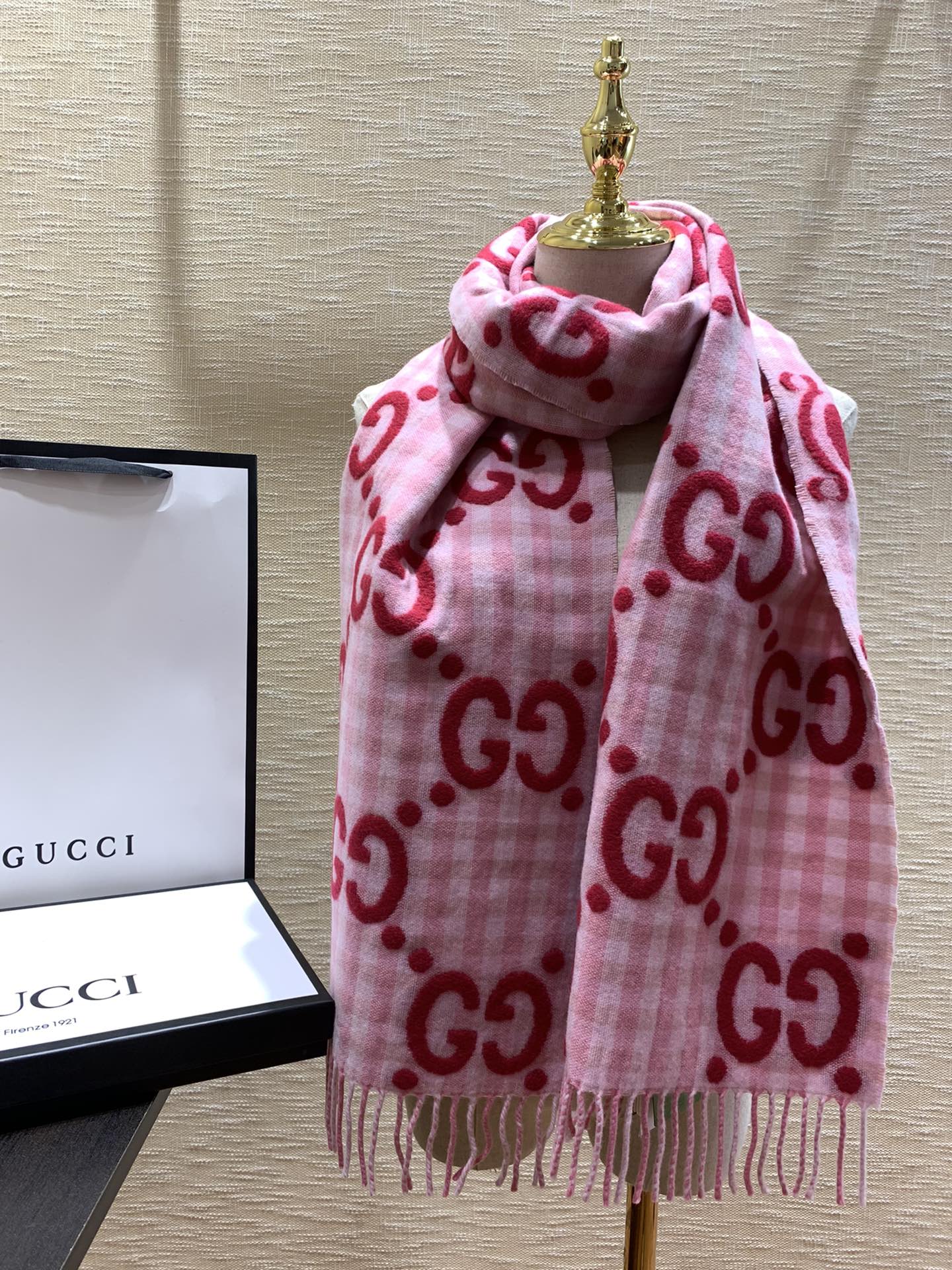 Gucci 新款大LOGO圍巾