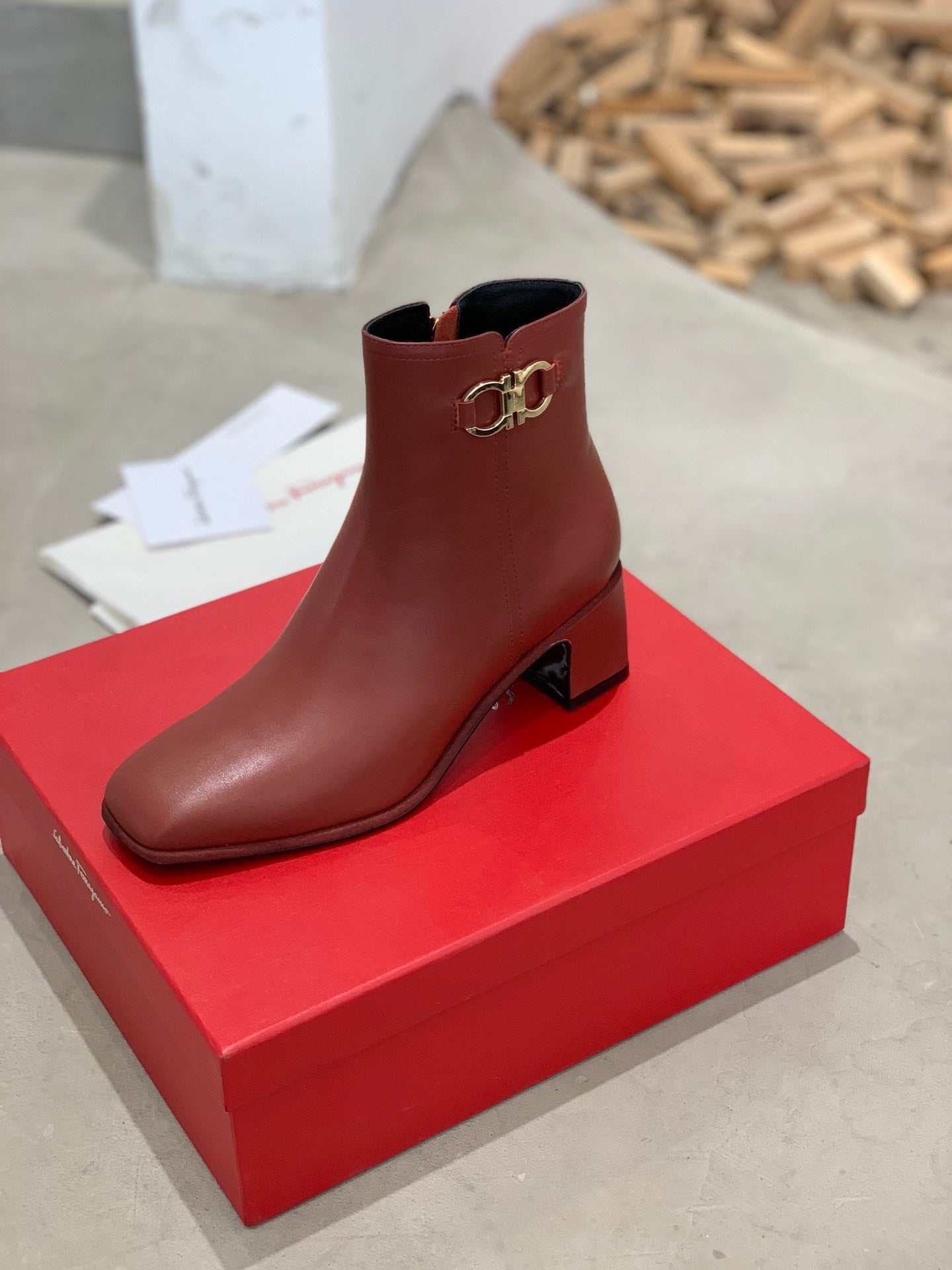 SF菲拉格-2022秋冬新款 Gancini雙馬蹄扣 粗跟短靴 酒紅色