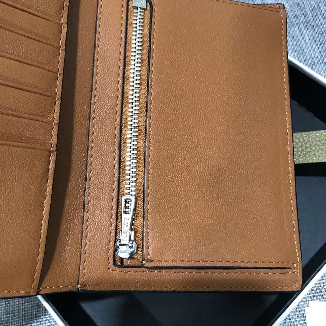 Loewe 對折中夾