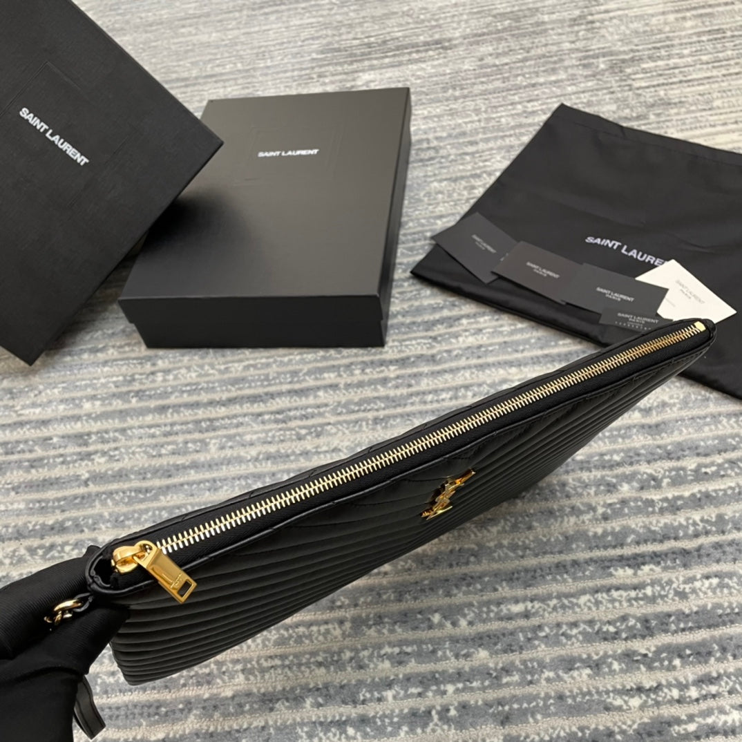 YSL MONOGRAM 大號手拿包-黑色小牛皮金扣-36cm