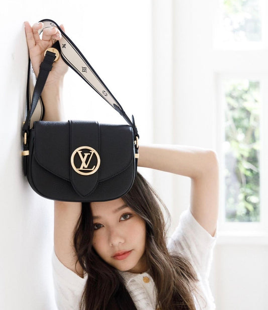 M58727 路L家-PONT 9 SOFT 手袋 黑色上身照