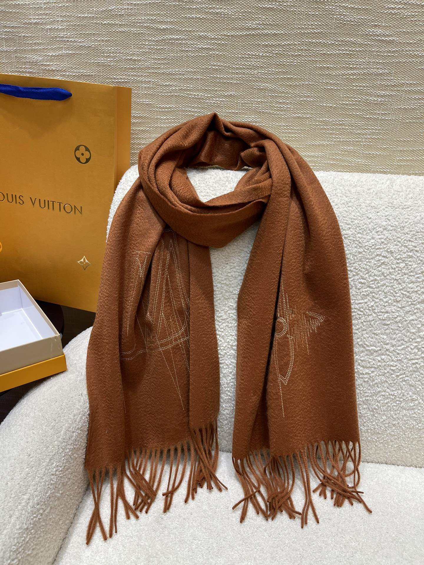 路L家-刺繡演繹圍巾 180*35cm 100%山羊絨 駝色