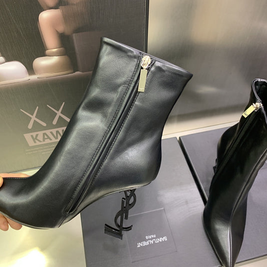 聖Y羅-2022早春新款 尖頭字母細跟短靴 黑色