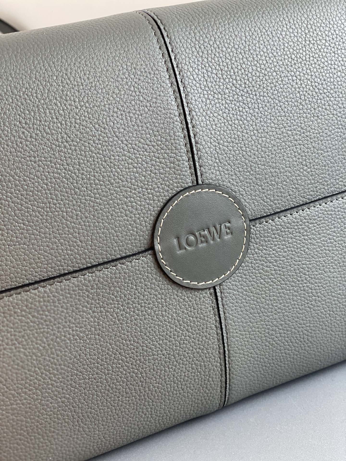 羅L威-Cushion tote 小牛皮 青銅色