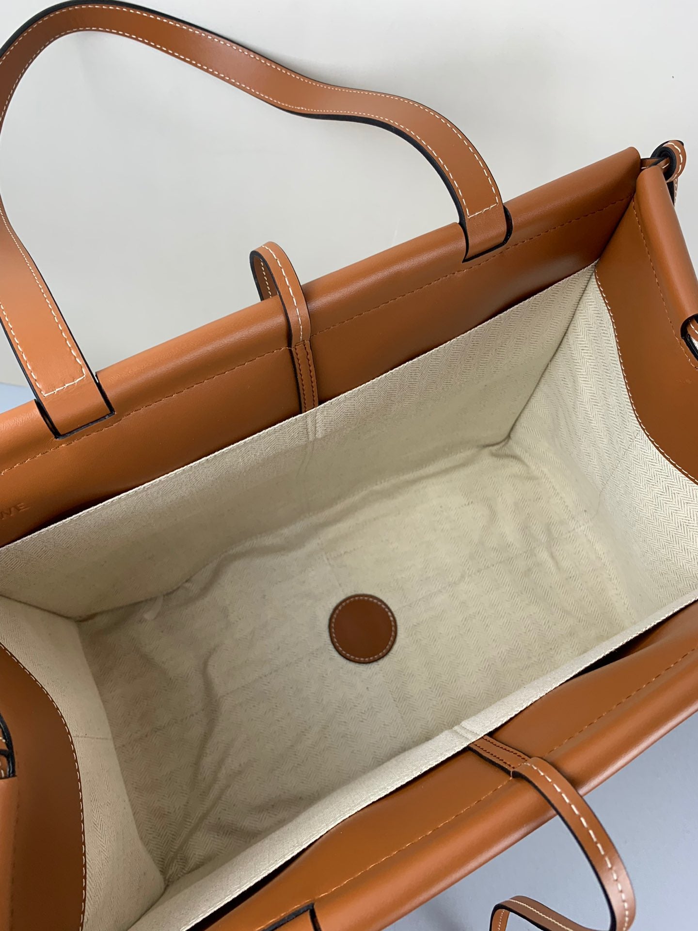 羅L威-Cushion tote 白色棕皮