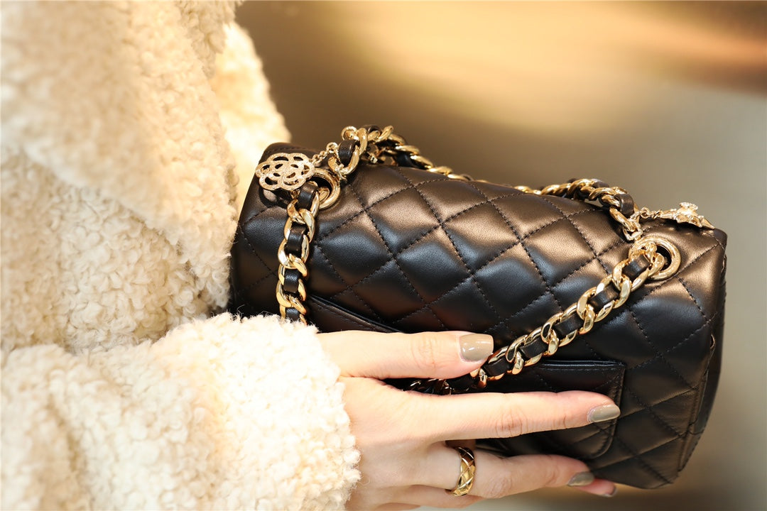 Chanel 吊墜徽章 mini CF