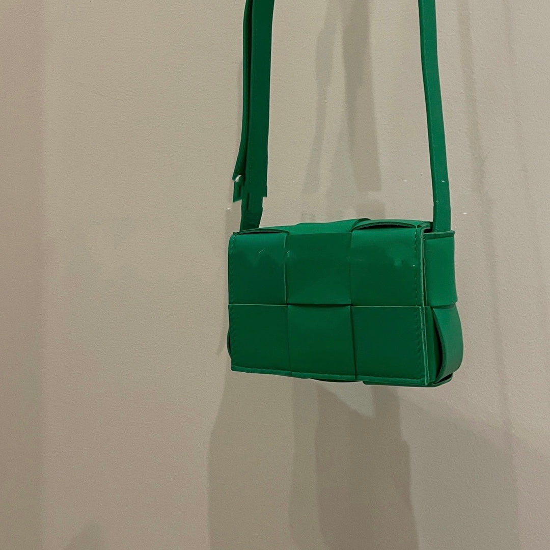 B編織-羊皮方格Mini cassette Bag 迷你編織包 12x8x4 上身圖