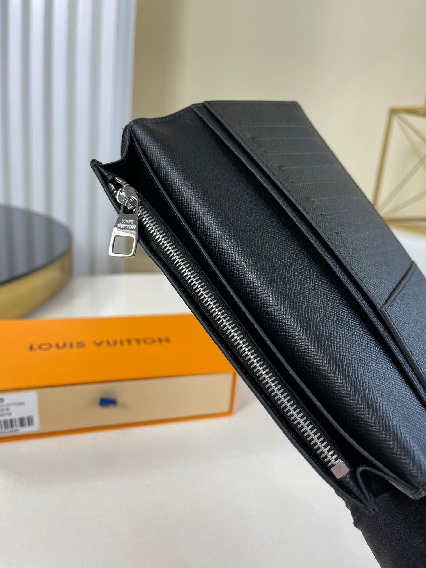 LV M80019 男款長夾