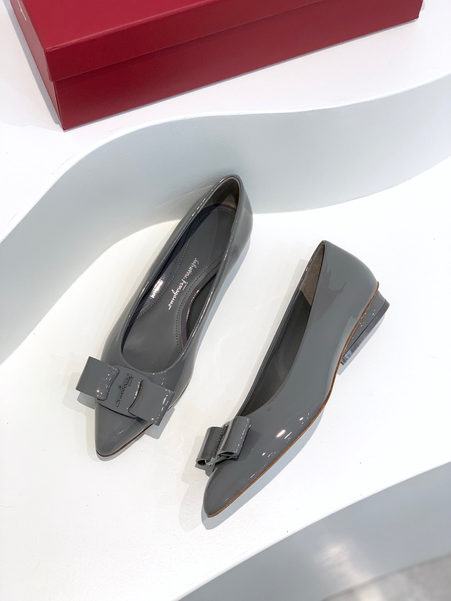 Salvatore Ferragamo鞋-菲拉格慕 Viva低跟尖頭 平底鞋 漆皮灰