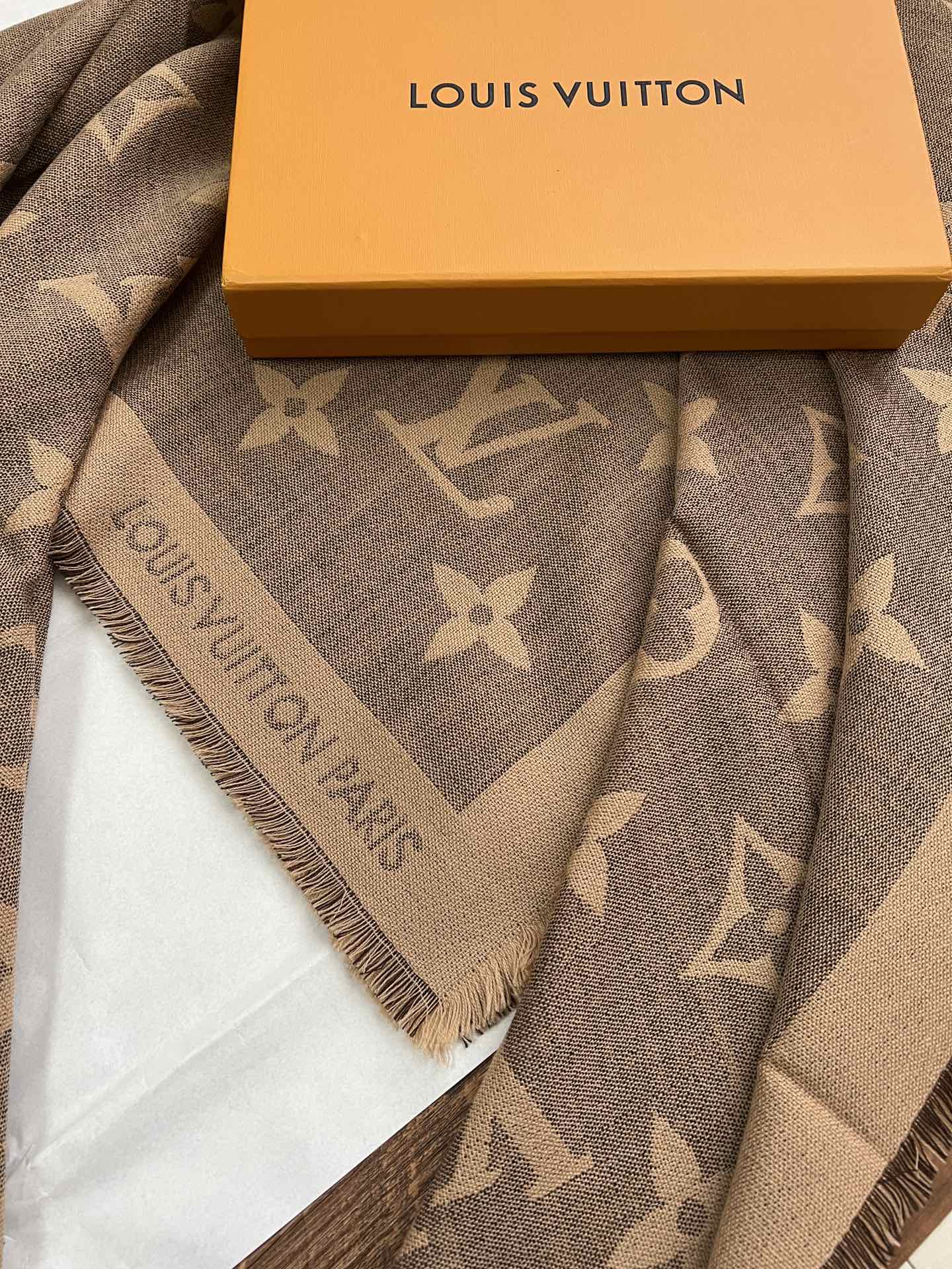 路L家-Monogram方巾 140*140cm 70%羊絨30%真絲 咖色