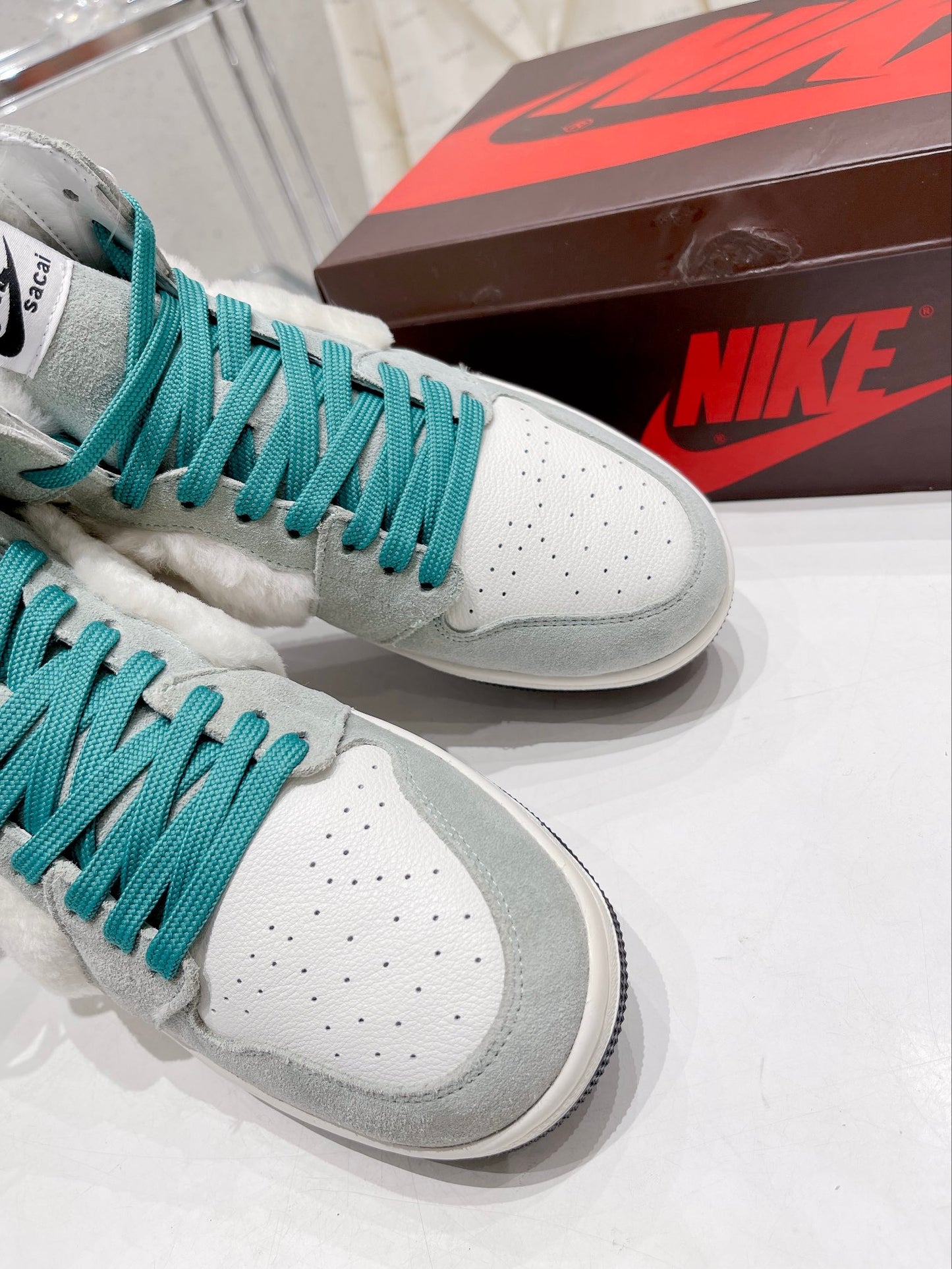 N1KE-WMNS Air Jordan 1 男女同款 毛毛款 灰色
