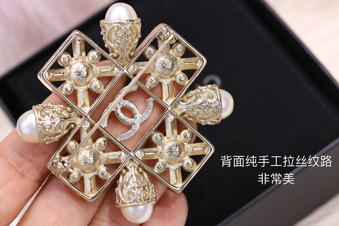 Chanel 胸針
