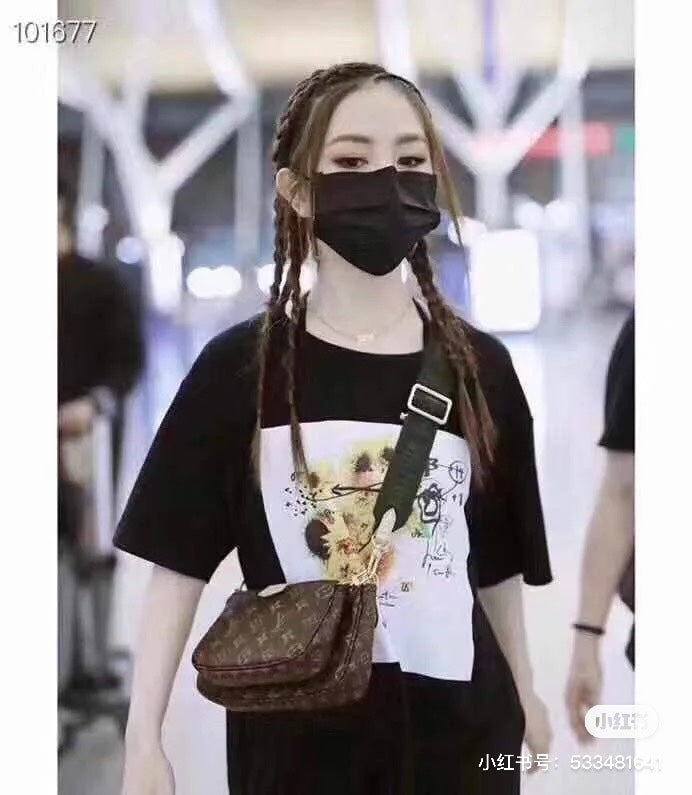 M44813 路L家-Multi Pochette Accessories 五合一麻將包 綠色 上身照