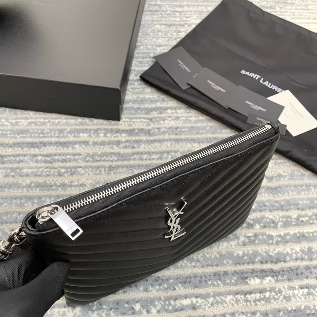 YSL經典MONOGRAM小號絎縫皮革手拿包-黑色牛皮銀扣