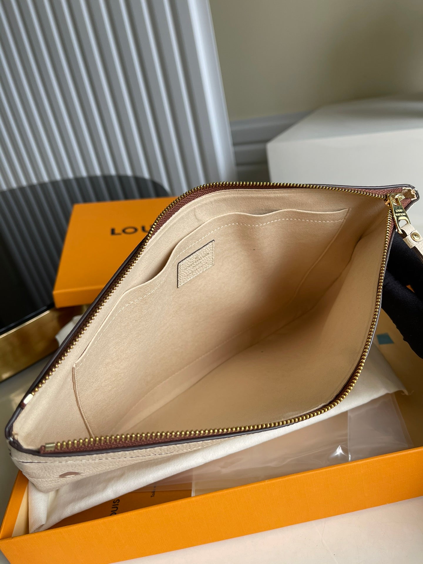 LV M80174 Daily 手拿包