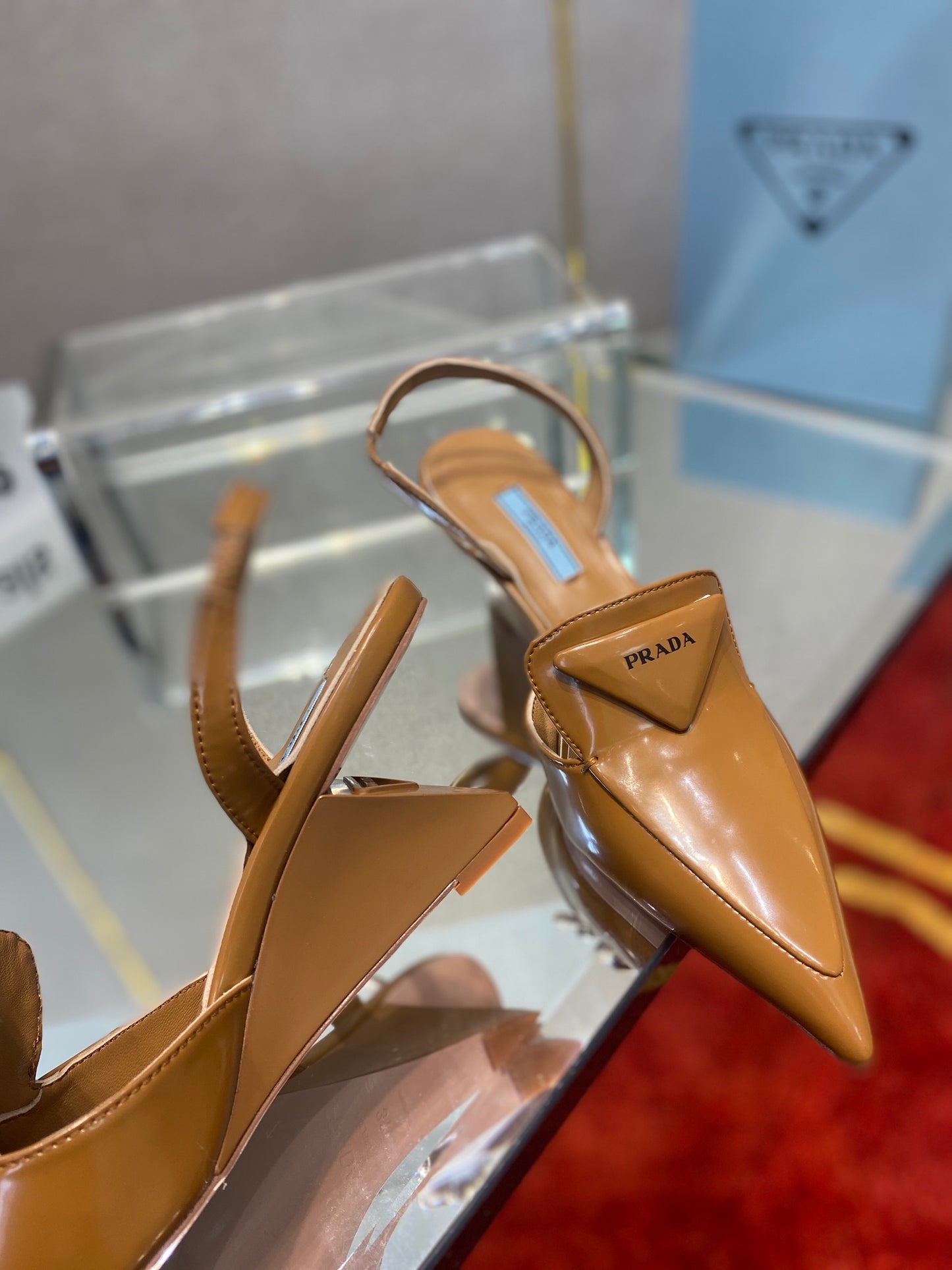 Prada鞋-Prada 漆皮低跟涼鞋（咖啡色）