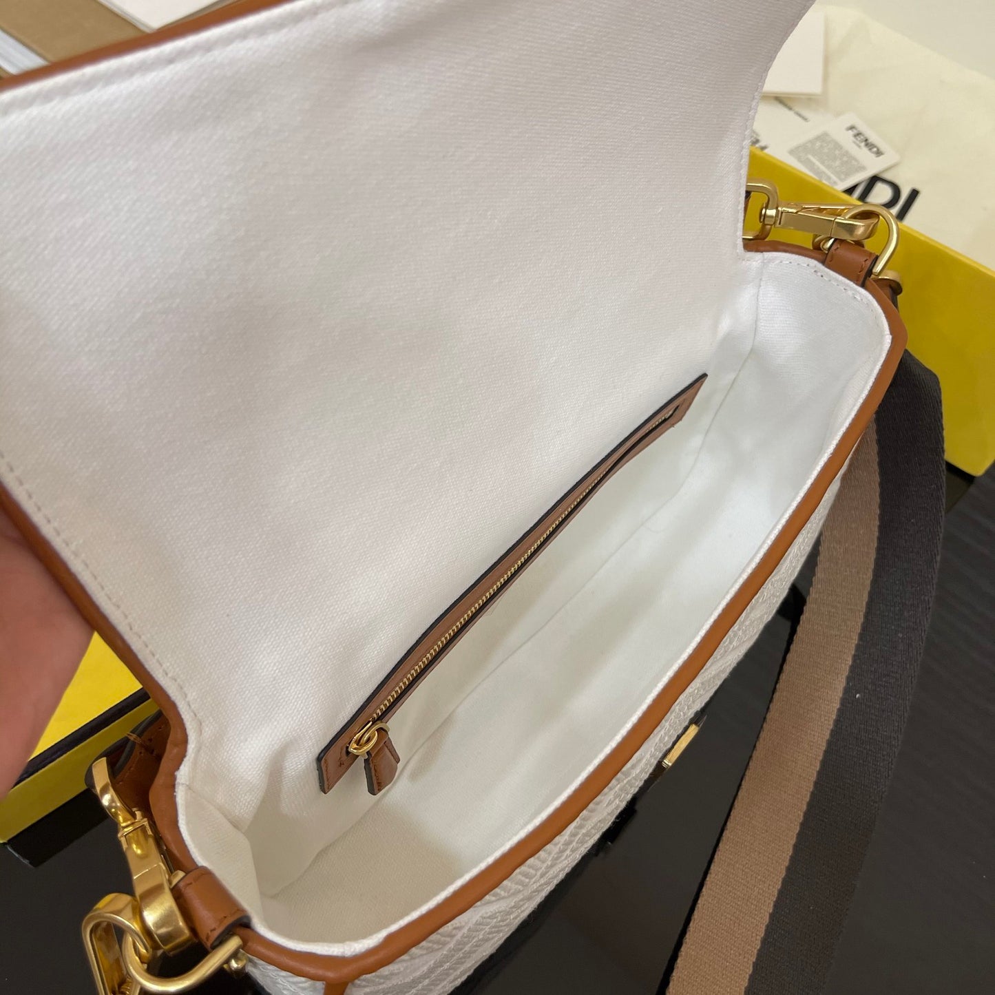 芬F家-Baguette-中型米白色刺繡法棍包