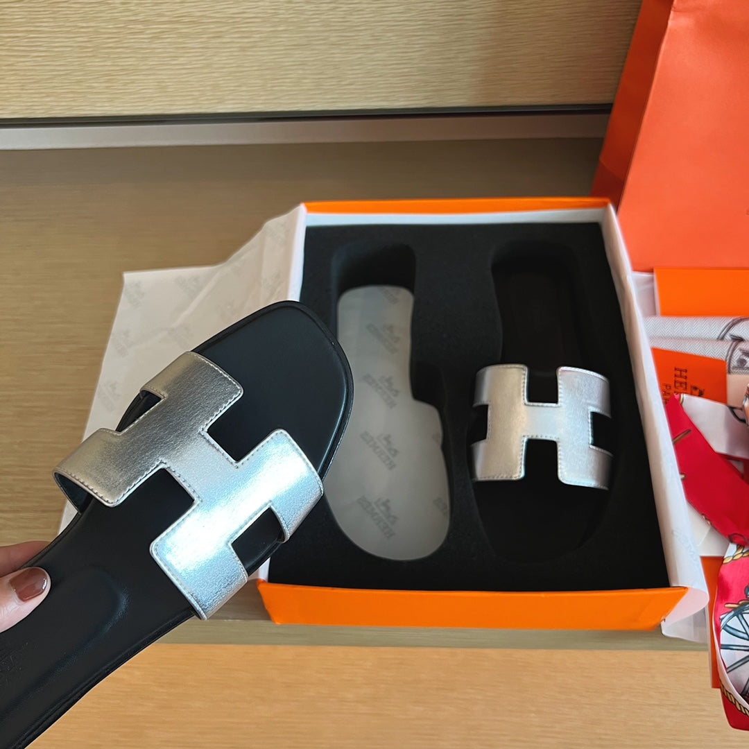 小愛款-經典H拖鞋 純色皮面 全包中底 銀黑色