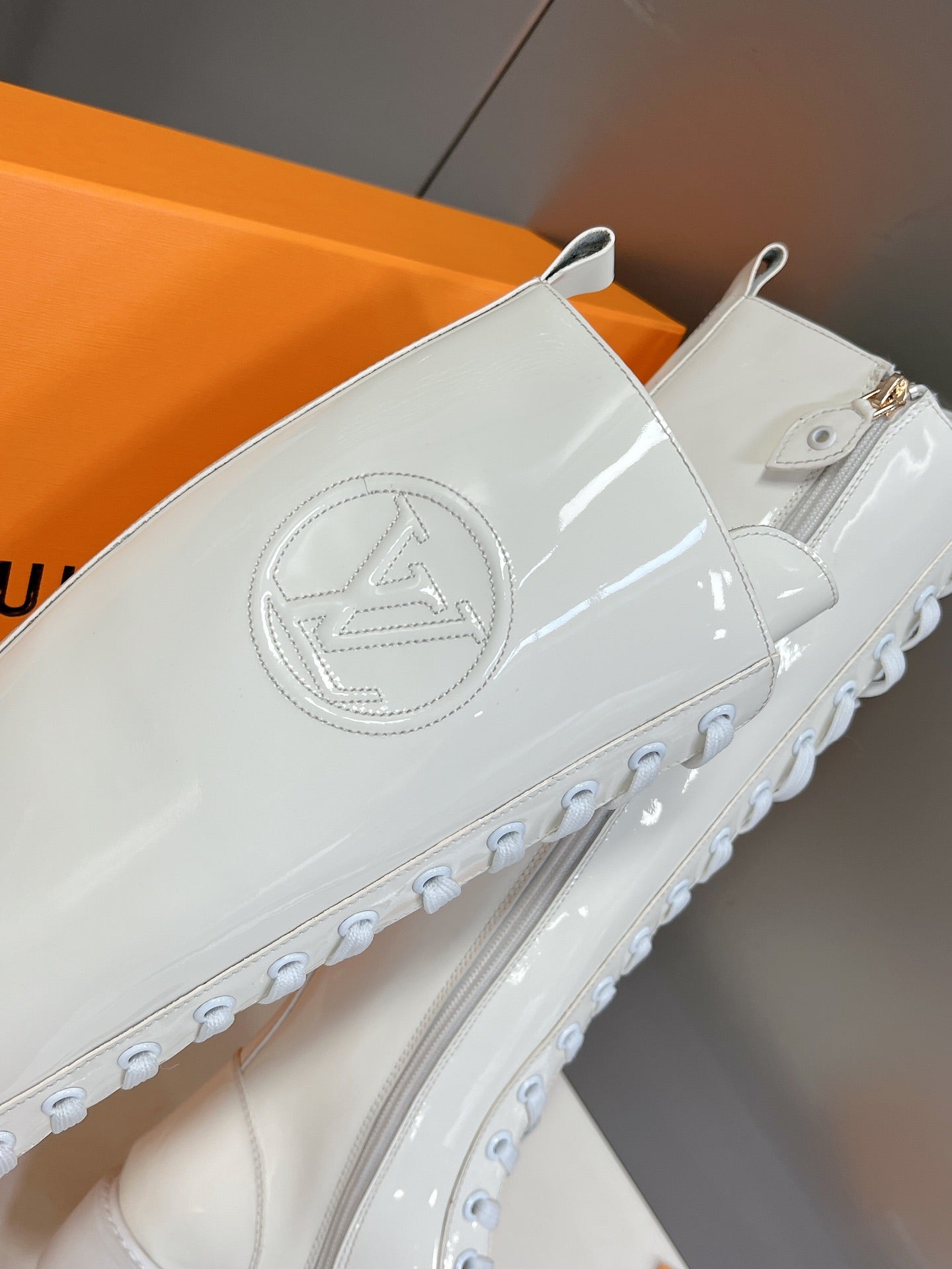 路L家-漆牛皮側邊logo車線 綁帶長靴 白色