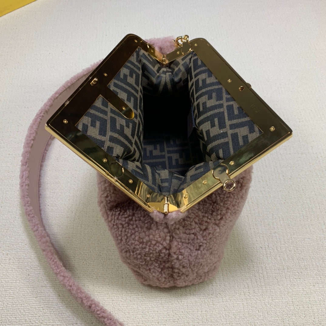 芬F家-FIRST-中號粉色羊毛手袋