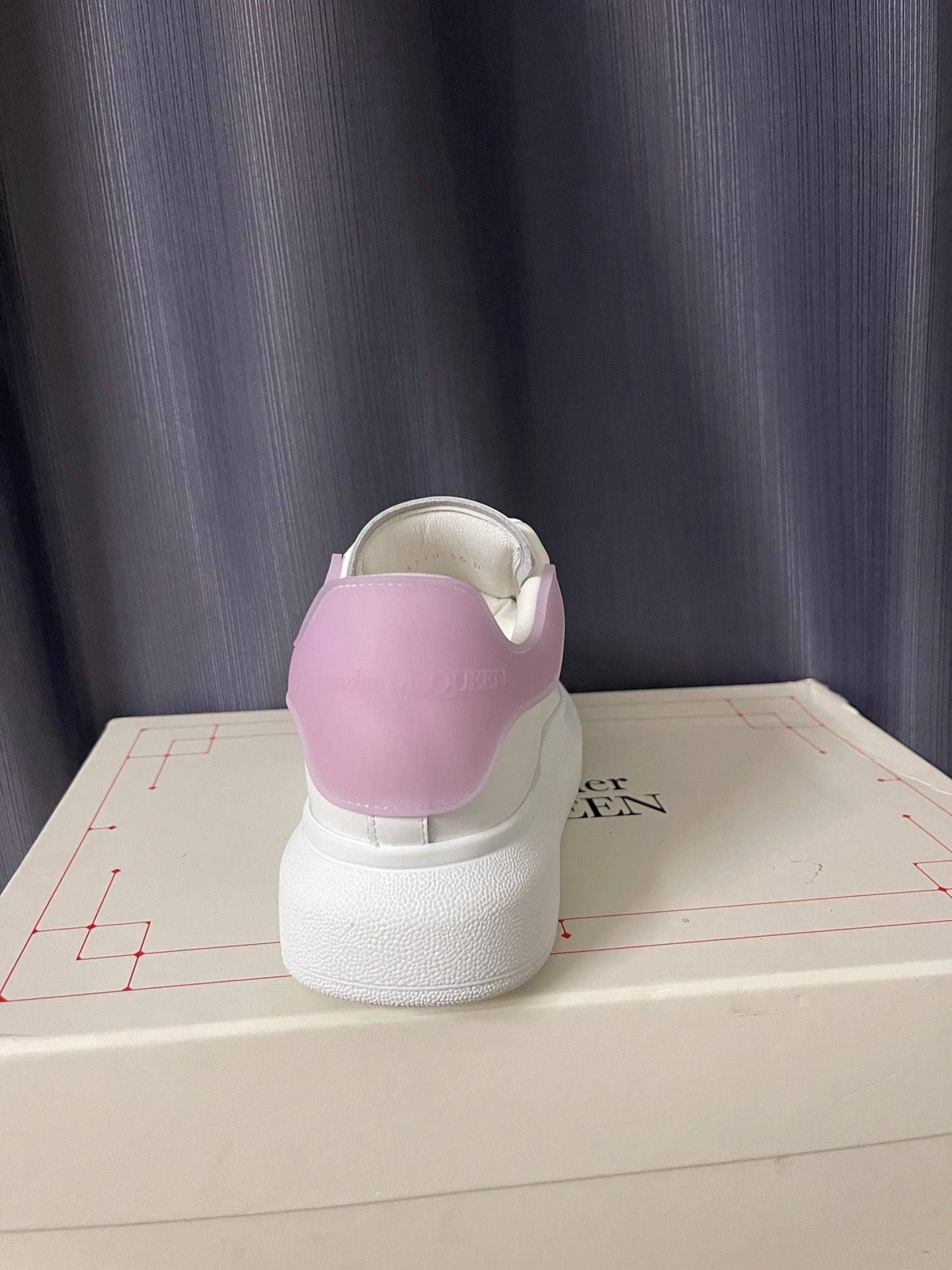 麥M昆-經典小白鞋 男女同款 透明紫色滴膠尾