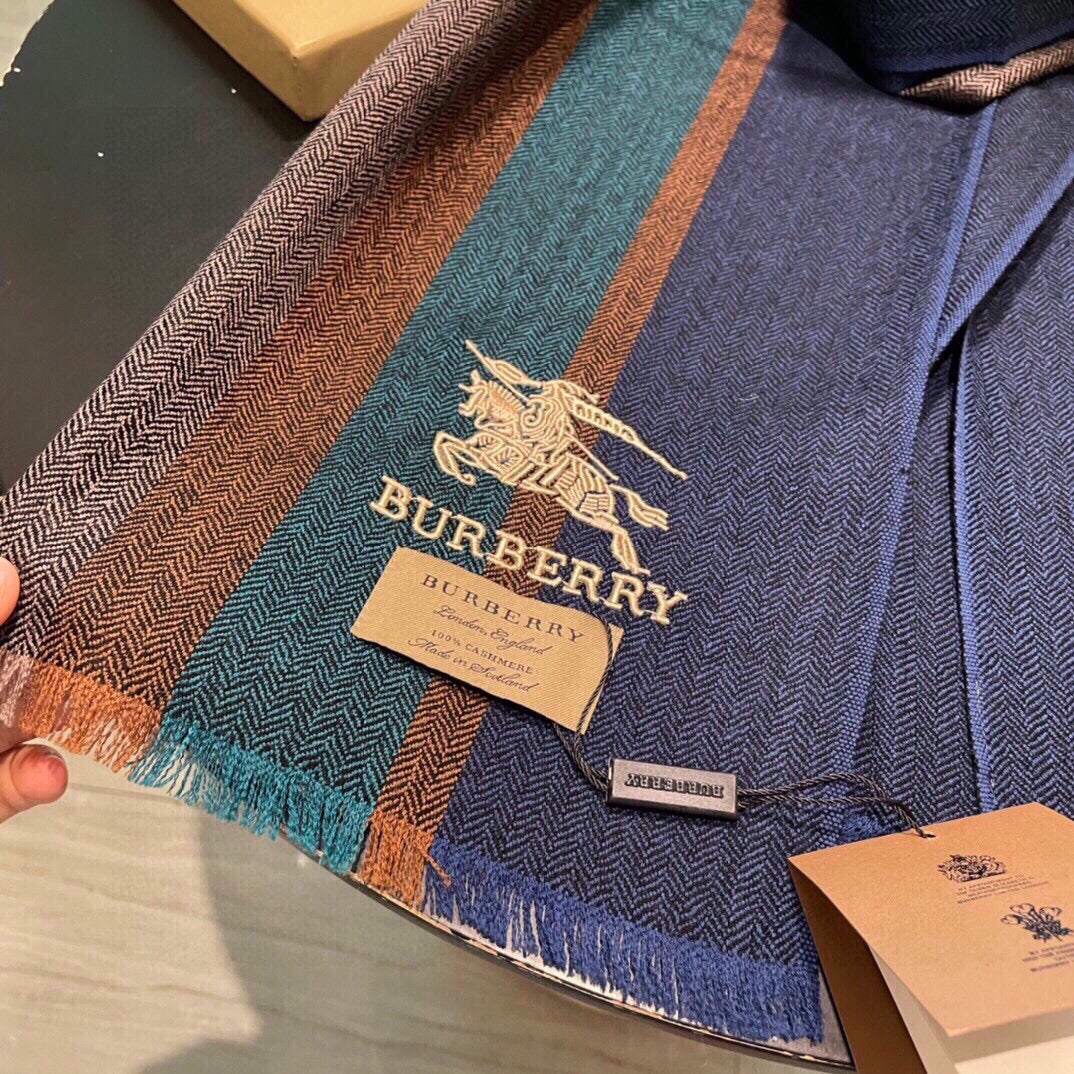 Burberry 戰馬繡標羊絨圍巾