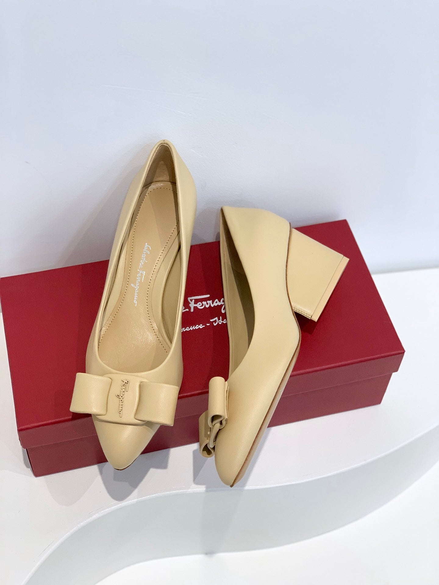 Salvatore Ferragamo鞋-菲拉格慕 Viva低跟尖頭 平底鞋 膚色