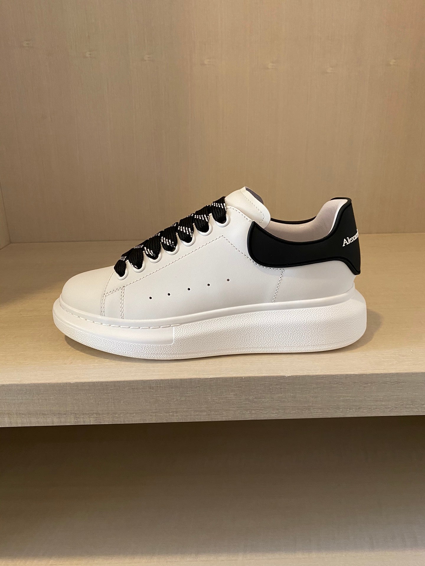 麥M昆-經典小白鞋 立體logo（黑）