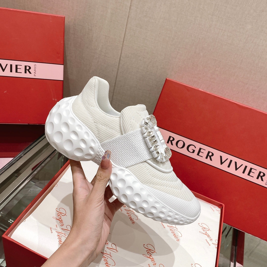Roger Vivier Run Light 全新的水晶扣運動鞋