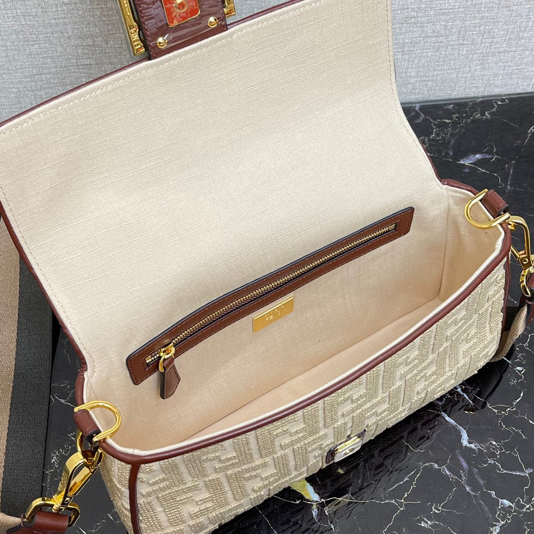芬F家-Baguette-中長型米色刺繡法棍包