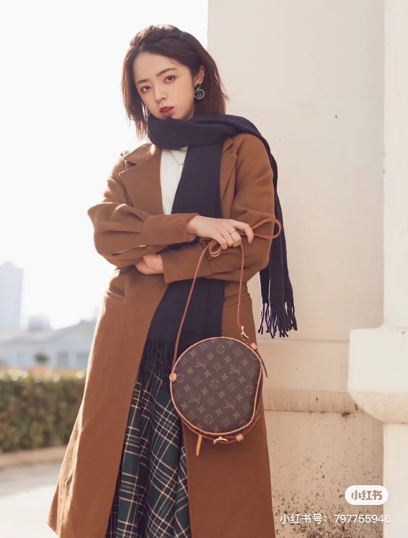 M52294 路L家-BOITE CHAPEAU SOUPLE軟圓餅包 上身照