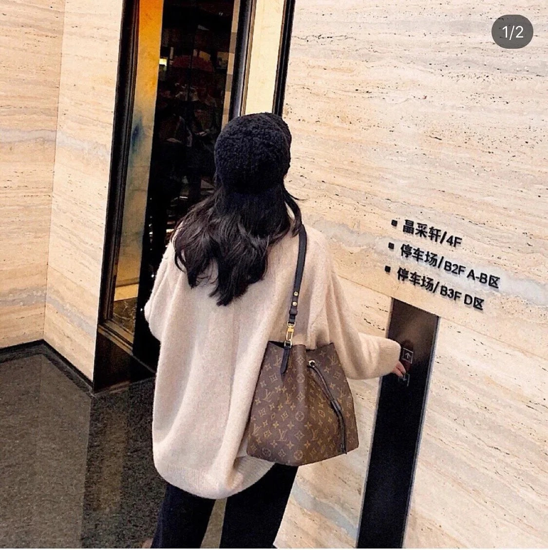 M44020 路L家-NéONOé手袋 黑色上身照