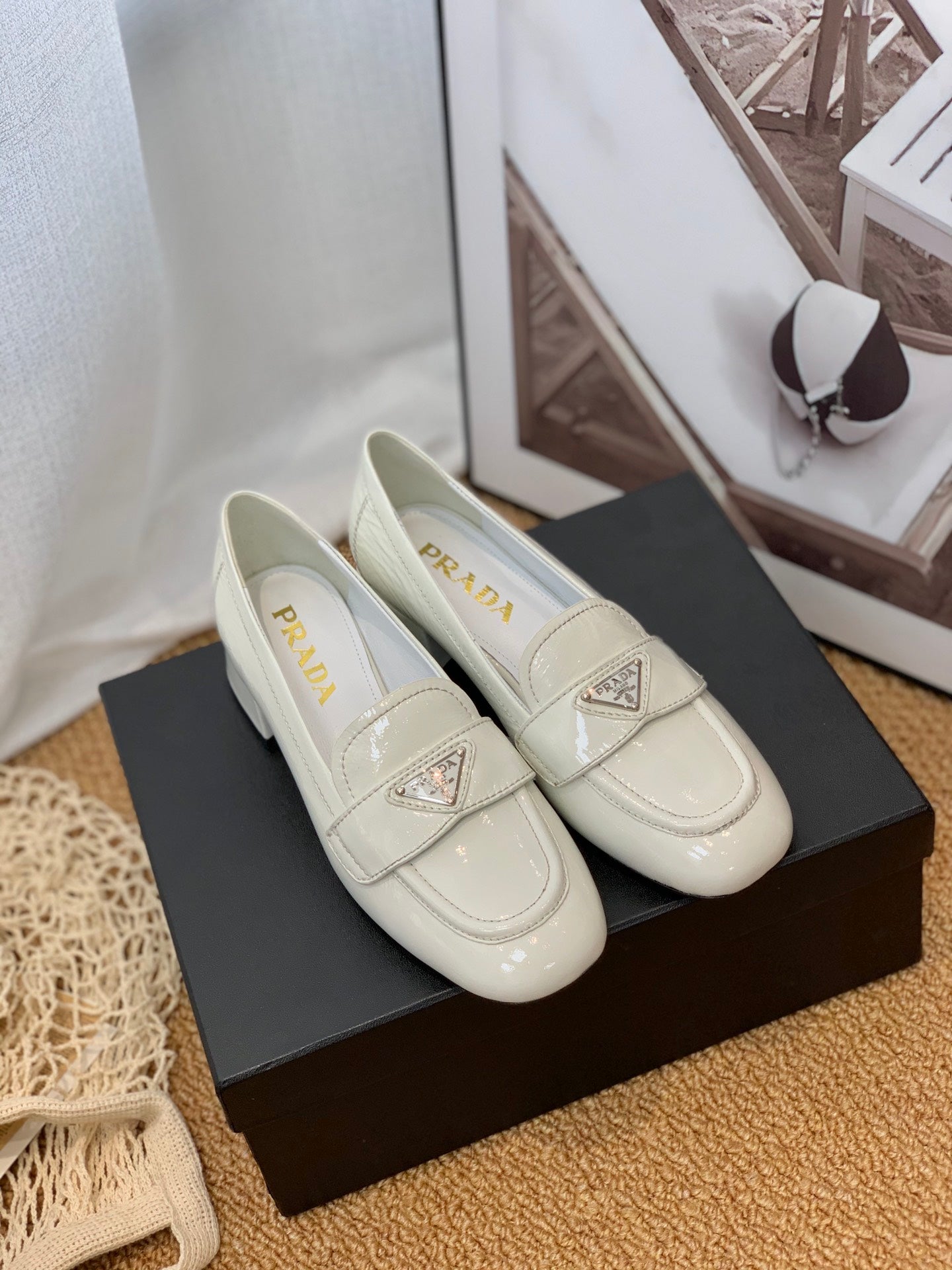 Prada鞋-Prada 漆皮低跟 樂福鞋（白）