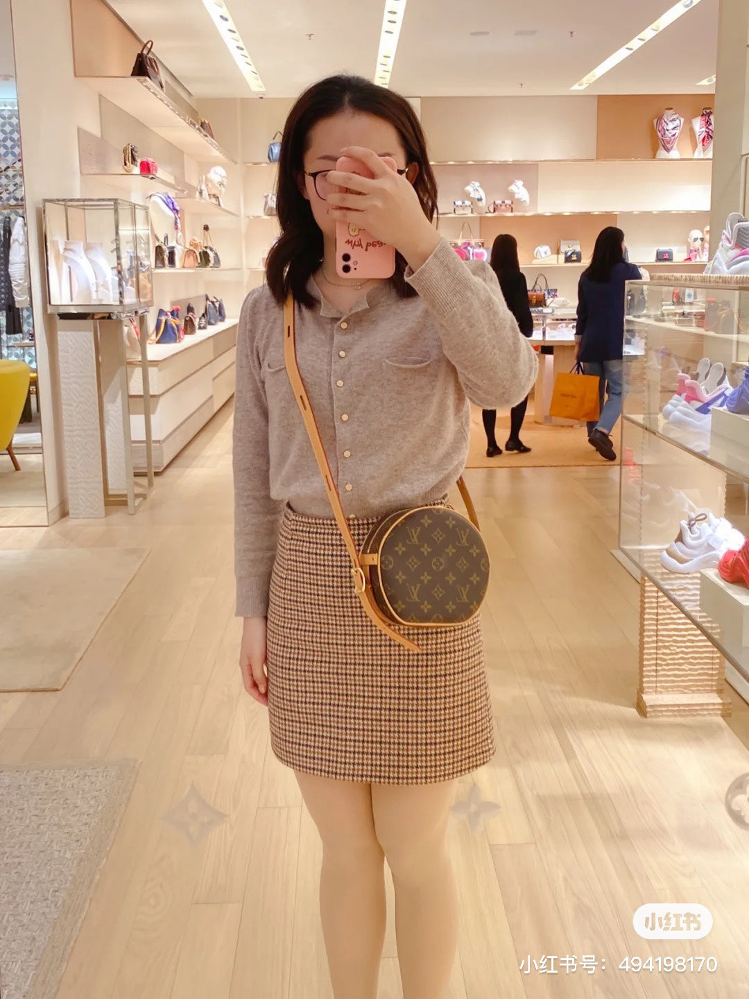 M45149 路L家-BOITE  CHAPEAU SOUPLE 圓餅包 小號 上身照