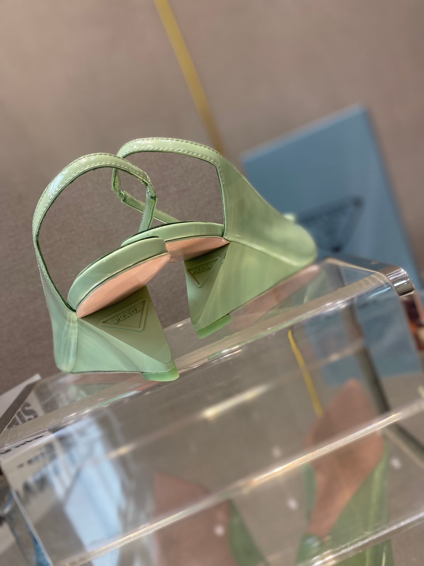 Prada鞋-Prada 漆皮低跟涼鞋（青蘋果綠）
