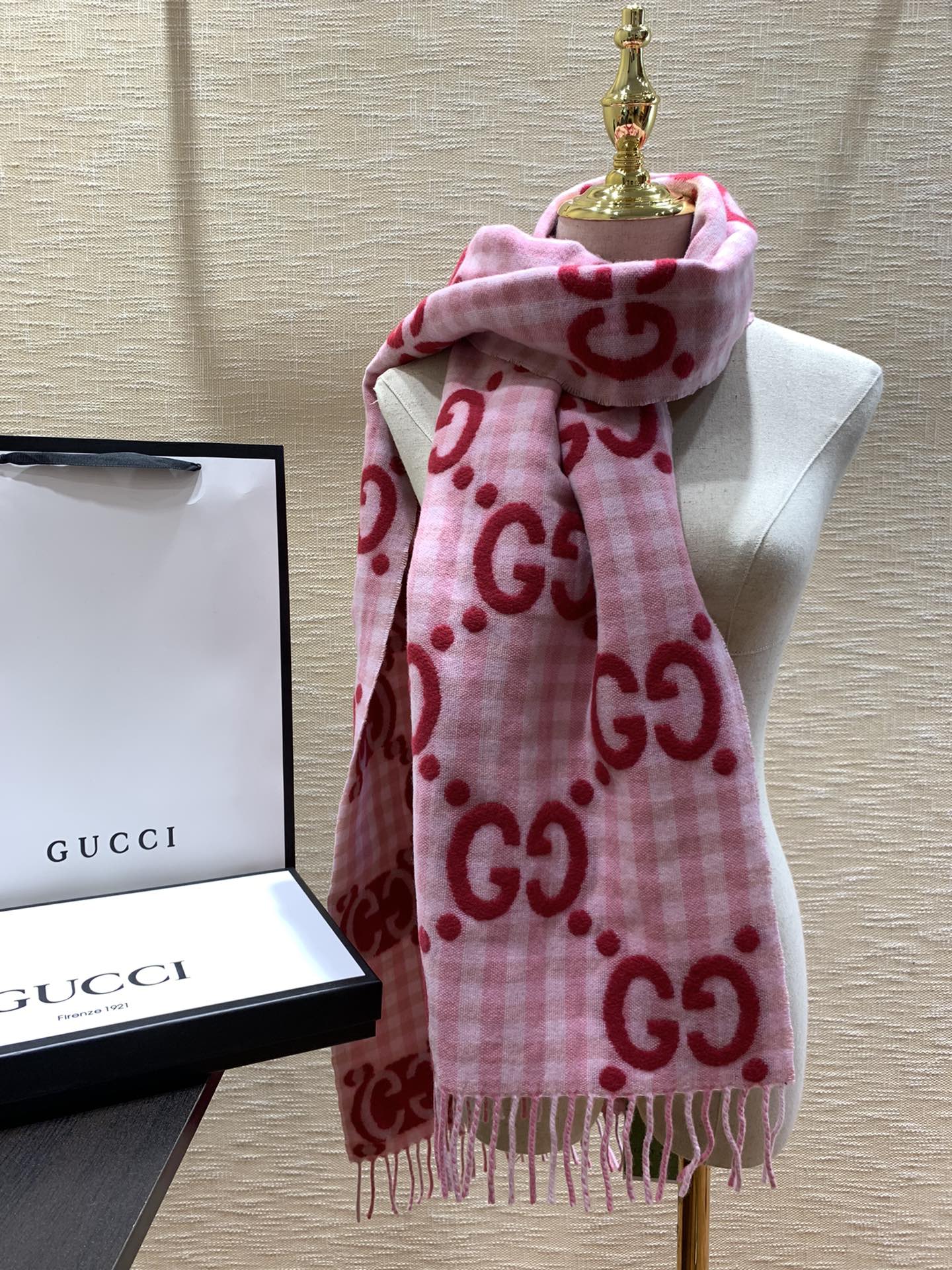 Gucci 新款大LOGO圍巾