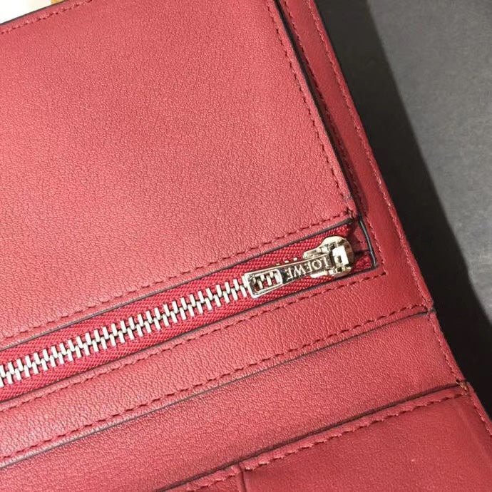 Loewe 對折中夾