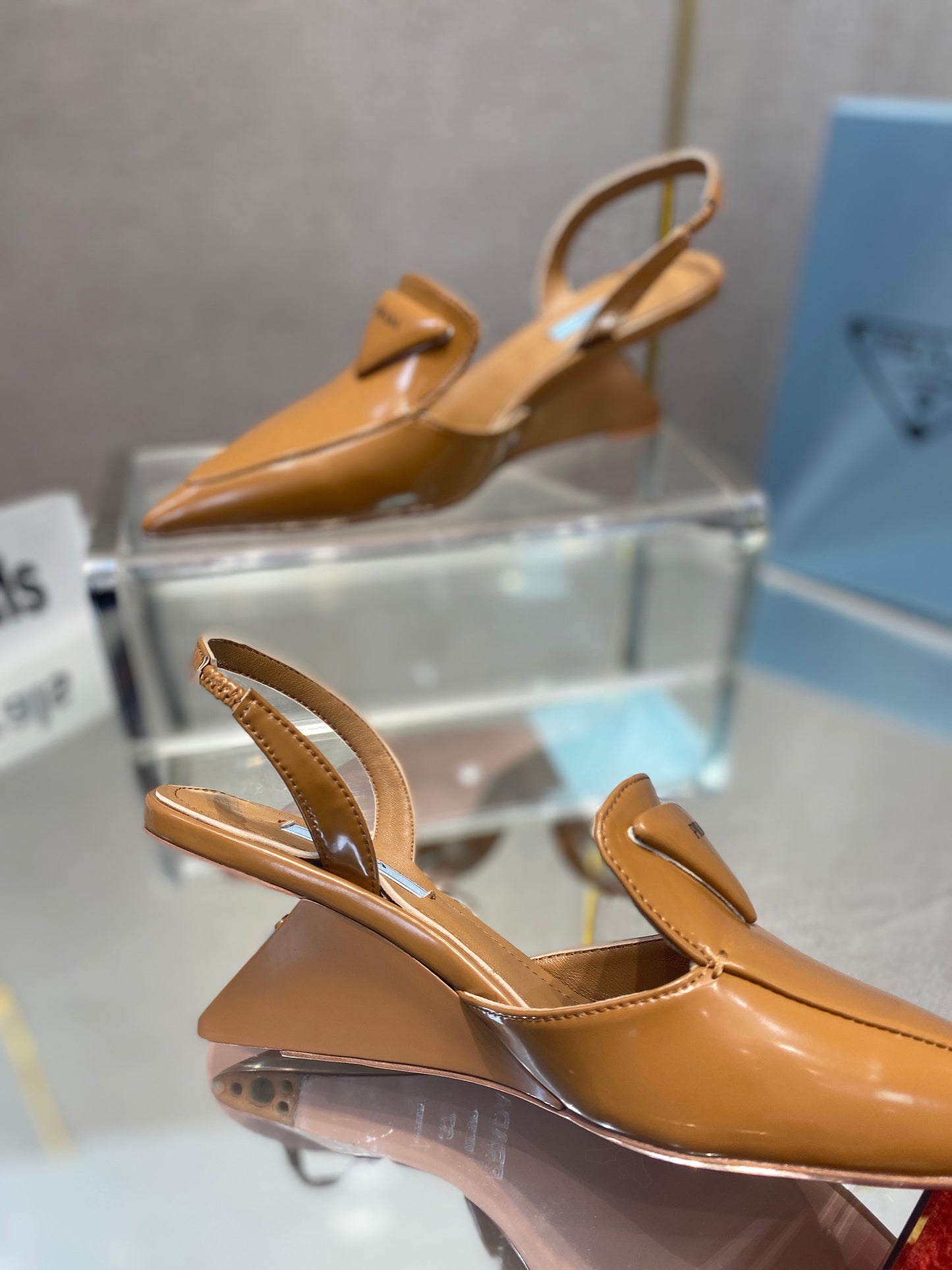 Prada鞋-Prada 漆皮低跟涼鞋（咖啡色）