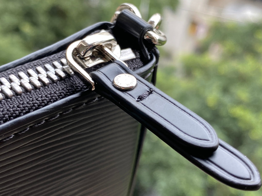 LV M80471 黑色 Easy Pouch On Strap 手袋
