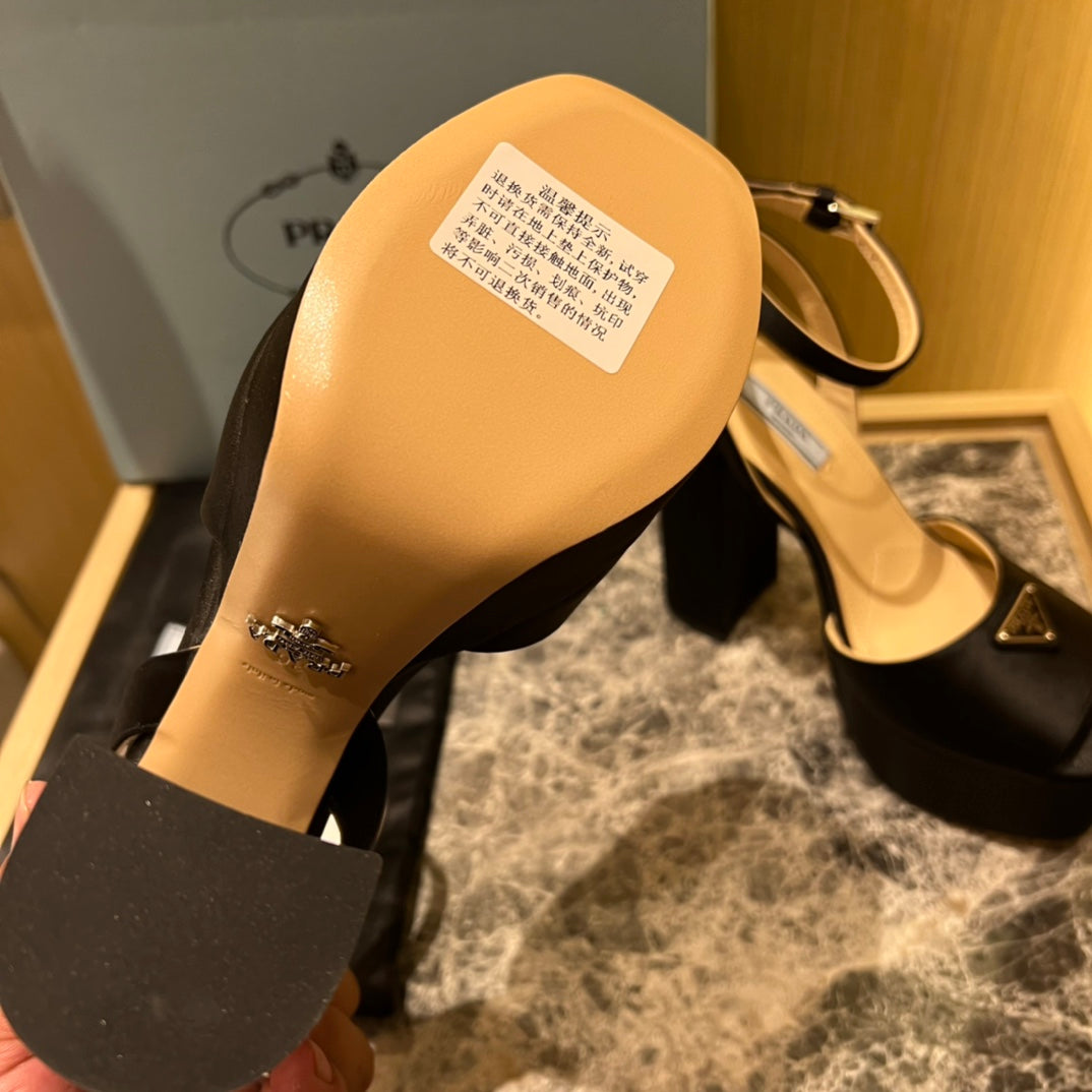 普P家-緞面厚底高跟涼鞋 黑色