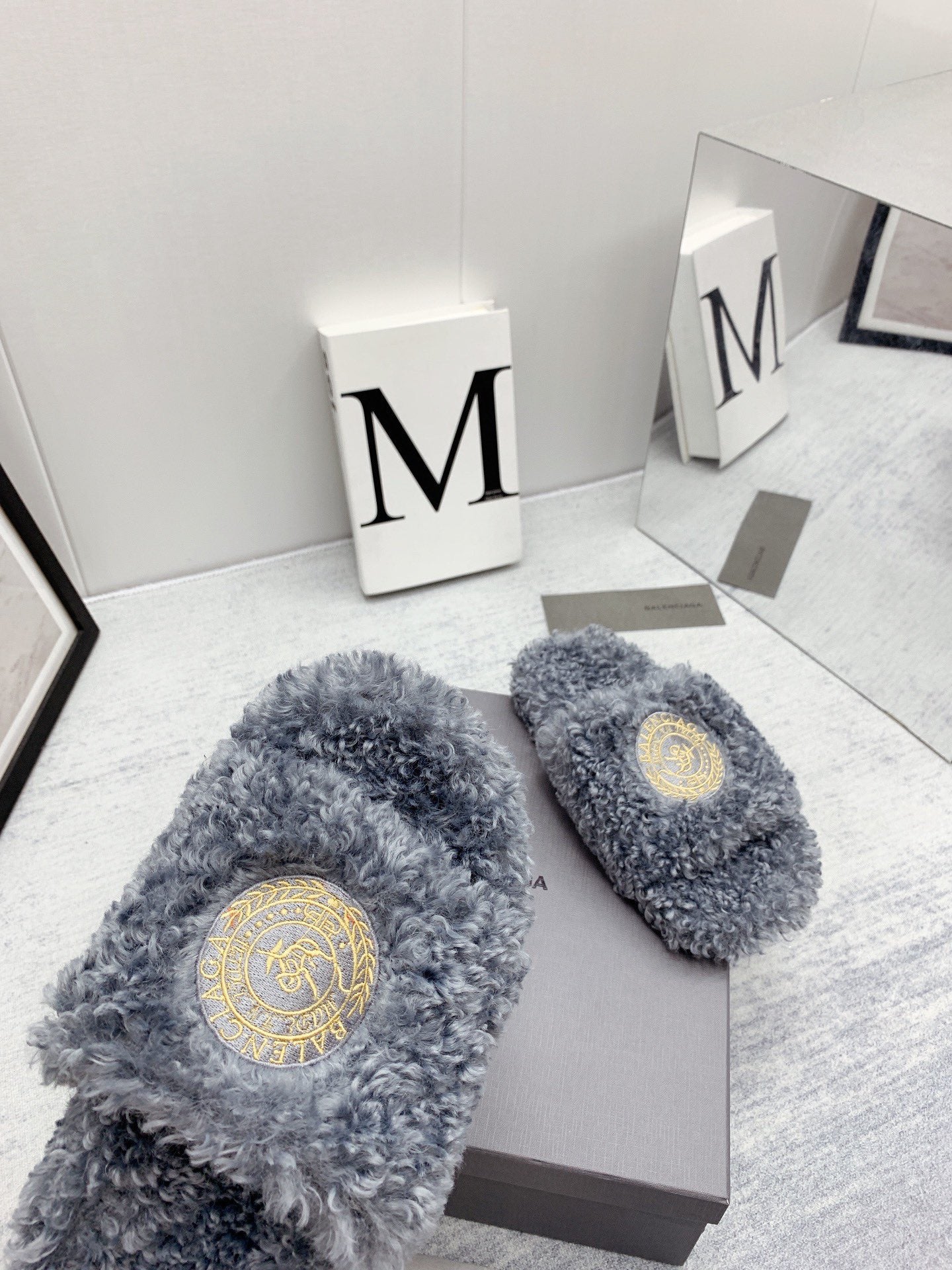 巴黎世-春夏新品刺繡捲毛拖（尺碼35-39）