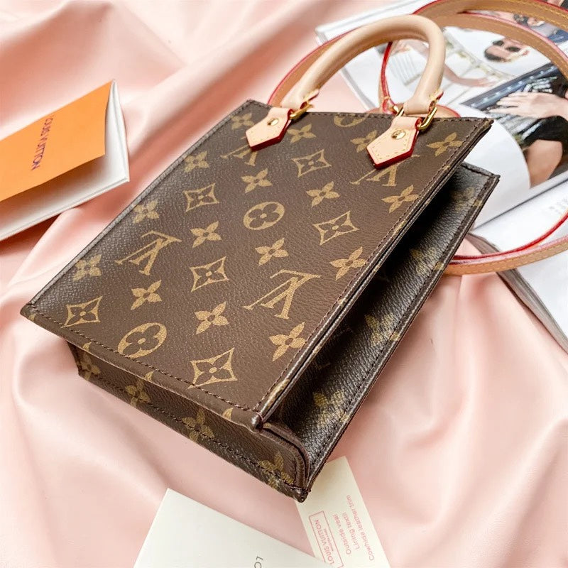 M69442 路L家-PETIT SAC PLAT 手袋 上身照