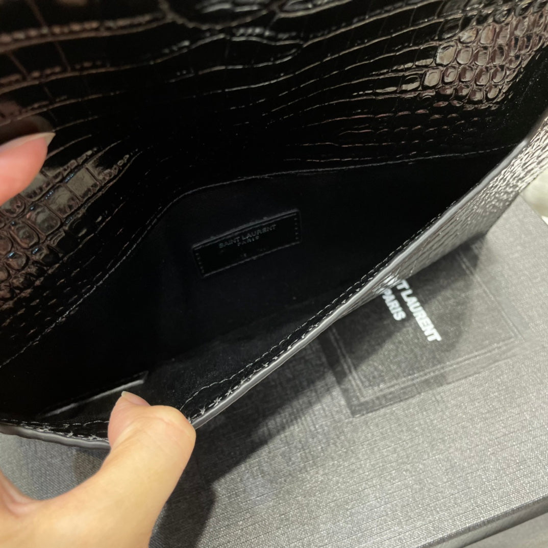 YSL ptown_新品手拿包-黑鱷魚紋銀扣